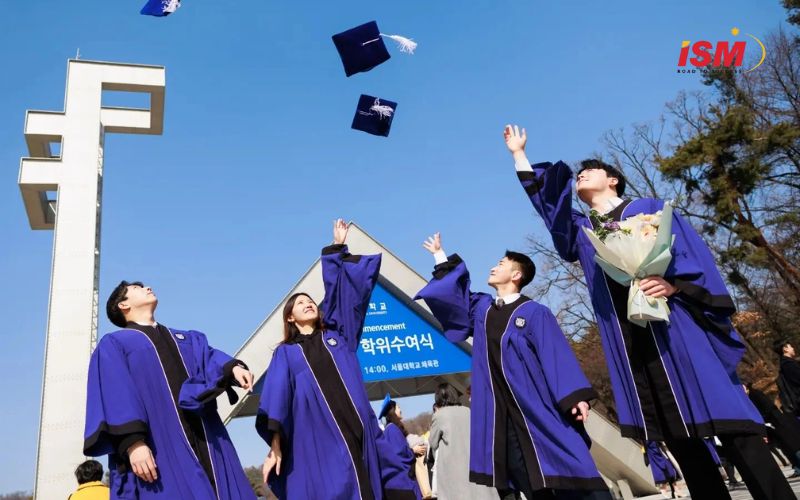  24/02/2025 282 Quy định về độ tuổi du học Hàn Quốc năm 2025 chi tiết Nội dung bài viết Độ tuổi du học Hàn Quốc Tại sao lại giới hạn độ tuổi đi du học Hàn Quốc? Độ tuổi du học Hàn Quốc phù hợp nhất là bao nhiêu? Du học tiếng Hàn Du học cao đẳng/đại học Du học sau đại học (thạc sĩ/ tiến sĩ) Độ tuổi du học Hàn Quốc